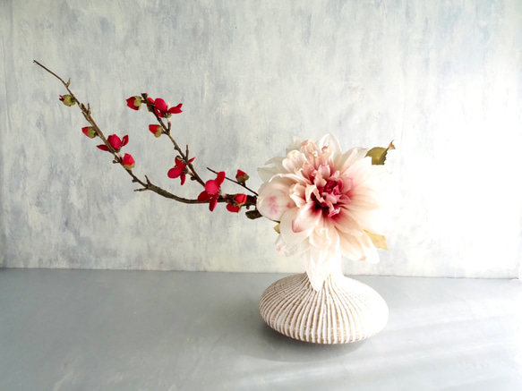 大輪のアンティークダリアと梅の和風モダンアレンジ【花器付き】 3枚目の画像