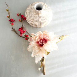 大輪のアンティークダリアと梅の和風モダンアレンジ【花器付き】 6枚目の画像