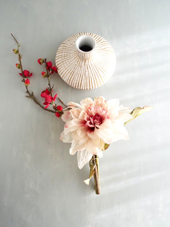 大輪のアンティークダリアと梅の和風モダンアレンジ【花器付き】 6枚目の画像