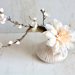 大輪のアンティークダリアと梅の和風モダンアレンジ【花器付き】 12枚目の画像