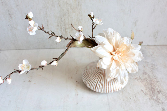 大輪のアンティークダリアと梅の和風モダンアレンジ【花器付き】 12枚目の画像