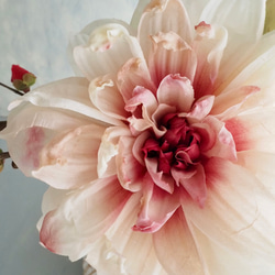 大輪のアンティークダリアと梅の和風モダンアレンジ【花器付き】 5枚目の画像