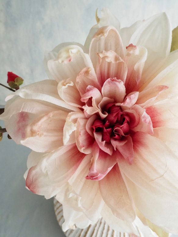 大輪のアンティークダリアと梅の和風モダンアレンジ【花器付き】 5枚目の画像