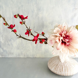 大輪のアンティークダリアと梅の和風モダンアレンジ【花器付き】 4枚目の画像