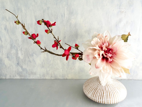 大輪のアンティークダリアと梅の和風モダンアレンジ【花器付き】 4枚目の画像