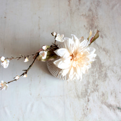 大輪のアンティークダリアと梅の和風モダンアレンジ【花器付き】 18枚目の画像