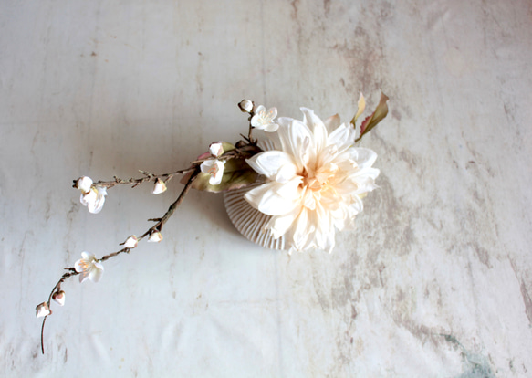 大輪のアンティークダリアと梅の和風モダンアレンジ【花器付き】 18枚目の画像