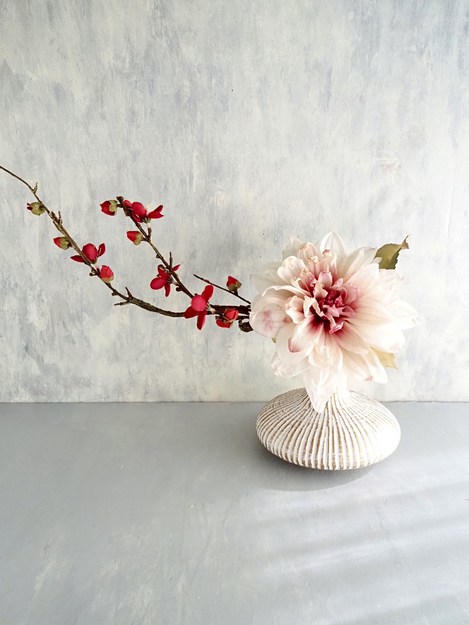 大輪のアンティークダリアと梅の和風モダンアレンジ【花器付き】