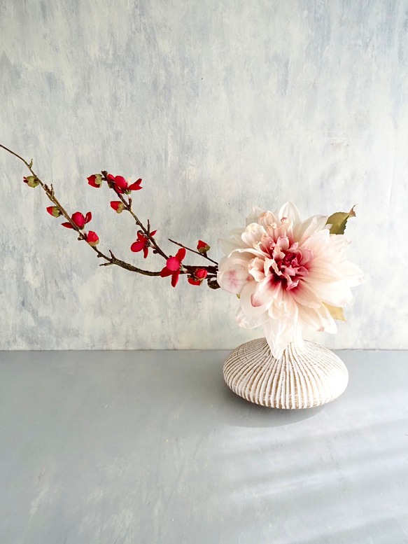 大輪のアンティークダリアと梅の和風モダンアレンジ【花器付き】 1枚目の画像