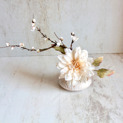 大輪のアンティークダリアと梅の和風モダンアレンジ【花器付き】 19枚目の画像