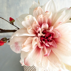 大輪のアンティークダリアと梅の和風モダンアレンジ【花器付き】 10枚目の画像