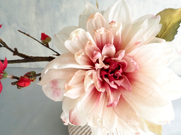 大輪のアンティークダリアと梅の和風モダンアレンジ【花器付き】 10枚目の画像