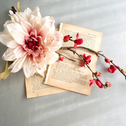 大輪のアンティークダリアと梅の和風モダンアレンジ【花器付き】 7枚目の画像