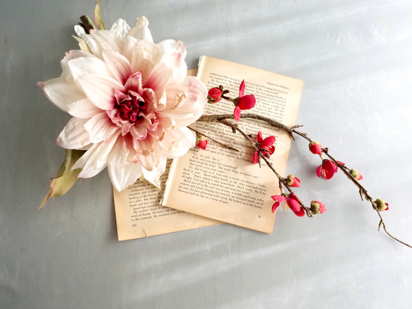 大輪のアンティークダリアと梅の和風モダンアレンジ【花器付き】 7枚目の画像