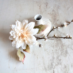 大輪のアンティークダリアと梅の和風モダンアレンジ【花器付き】 17枚目の画像