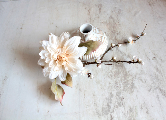 大輪のアンティークダリアと梅の和風モダンアレンジ【花器付き】 17枚目の画像