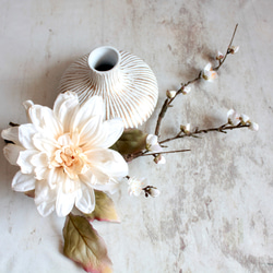 大輪のアンティークダリアと梅の和風モダンアレンジ【花器付き】 20枚目の画像