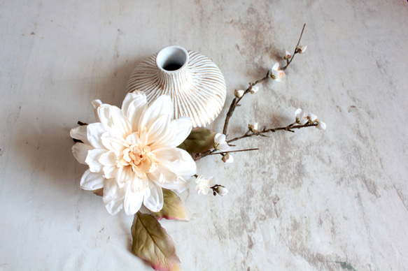 大輪のアンティークダリアと梅の和風モダンアレンジ【花器付き】 20枚目の画像