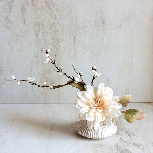 大輪のアンティークダリアと梅の和風モダンアレンジ【花器付き】 13枚目の画像