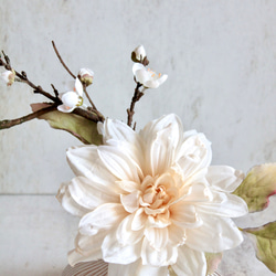 大輪のアンティークダリアと梅の和風モダンアレンジ【花器付き】 15枚目の画像