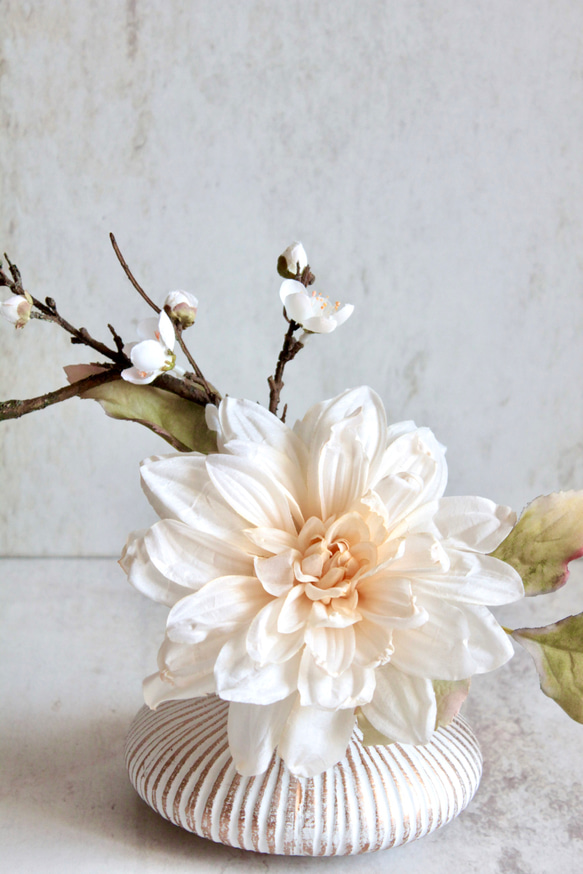 大輪のアンティークダリアと梅の和風モダンアレンジ【花器付き】 15枚目の画像