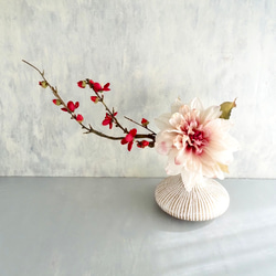 大輪のアンティークダリアと梅の和風モダンアレンジ【花器付き】 8枚目の画像