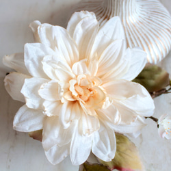 大輪のアンティークダリアと梅の和風モダンアレンジ【花器付き】 16枚目の画像