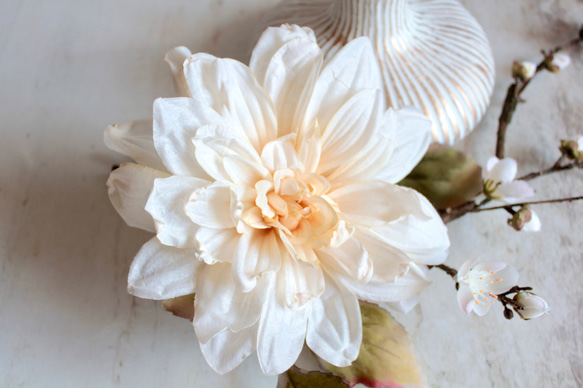 大輪のアンティークダリアと梅の和風モダンアレンジ【花器付き】 16枚目の画像