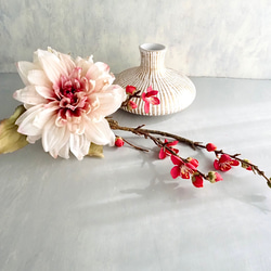 大輪のアンティークダリアと梅の和風モダンアレンジ【花器付き】 9枚目の画像