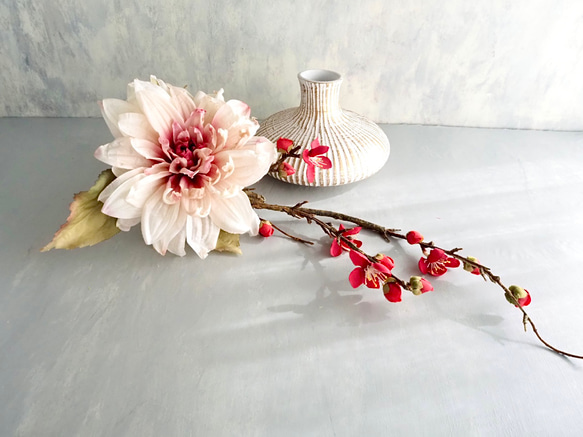 大輪のアンティークダリアと梅の和風モダンアレンジ【花器付き】 9枚目の画像