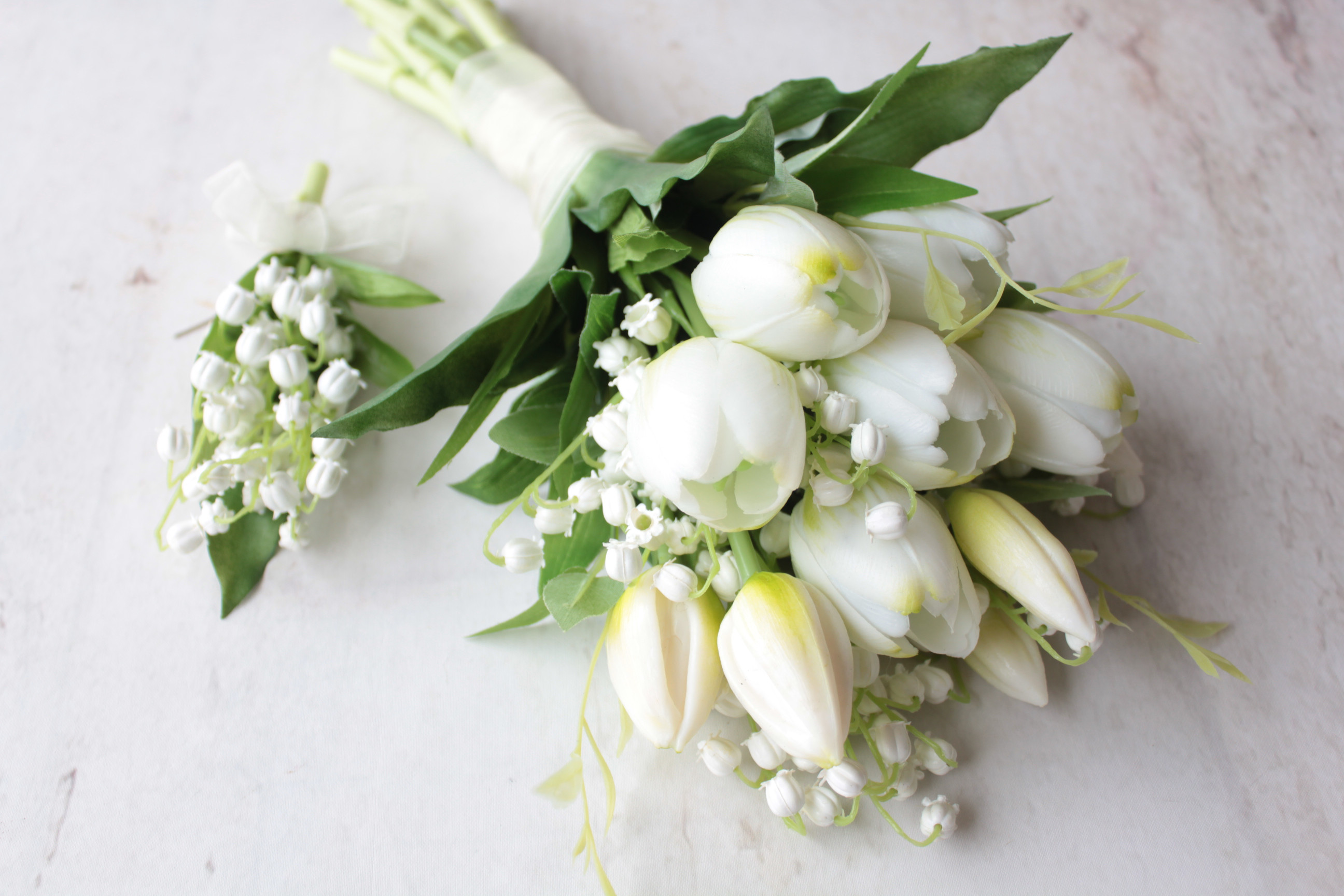 【ウェディングブーケ】　前撮り用　ホワイトチューリップとスズランの小ぶりなウェディングブーケ