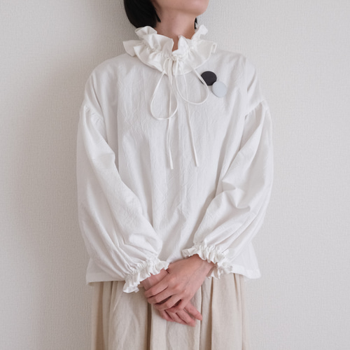ノーカラー袖口フリル バルーンスリーブブラウス しわ加工 ホワイト
