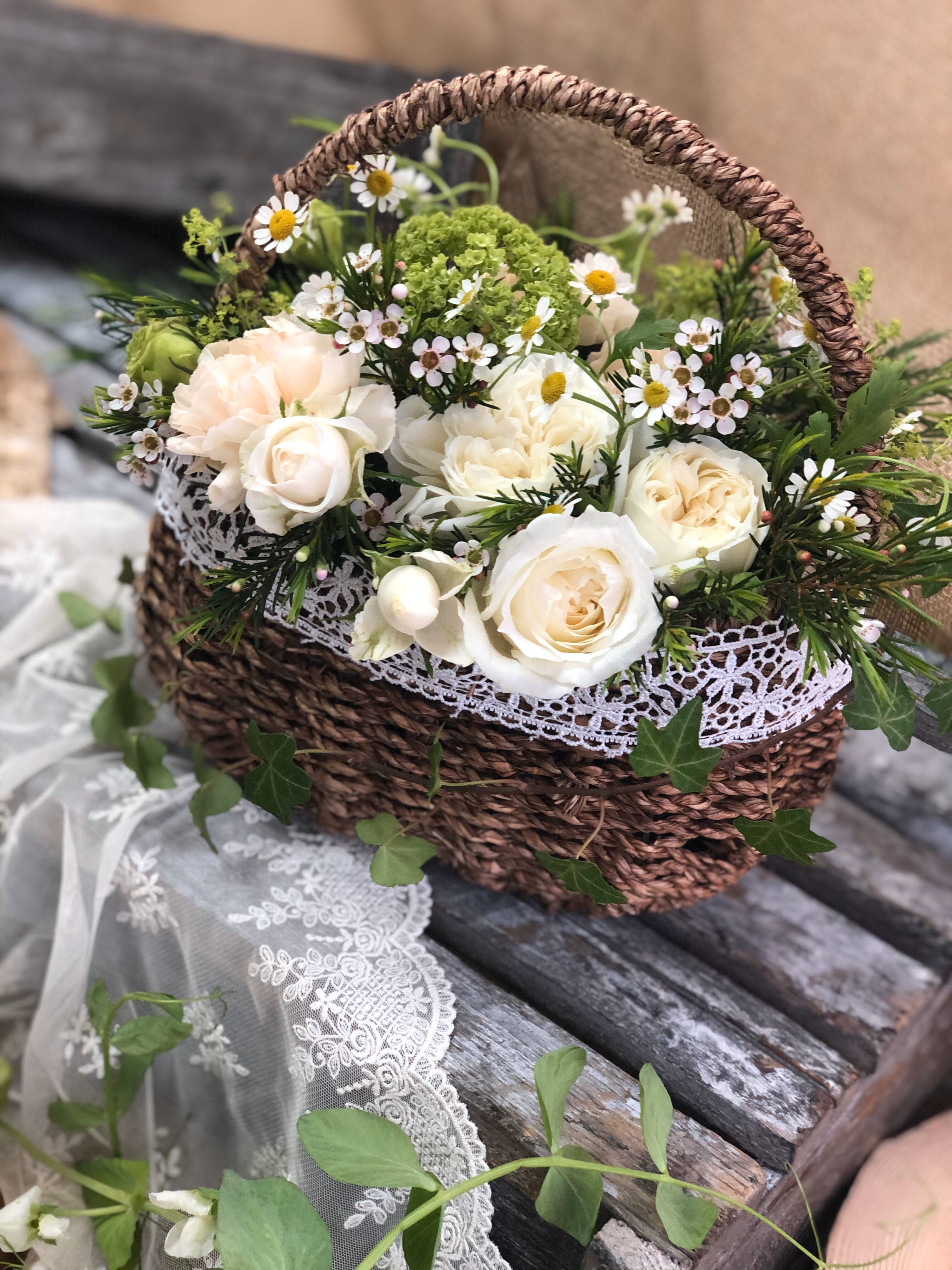 白バラのナチュラルバスケットアレンジ/w