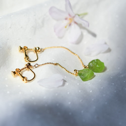 【034 SAKURA Collection】 ペリドット 鉱物原石 イヤリング 天然石 アクセサリー 7枚目の画像