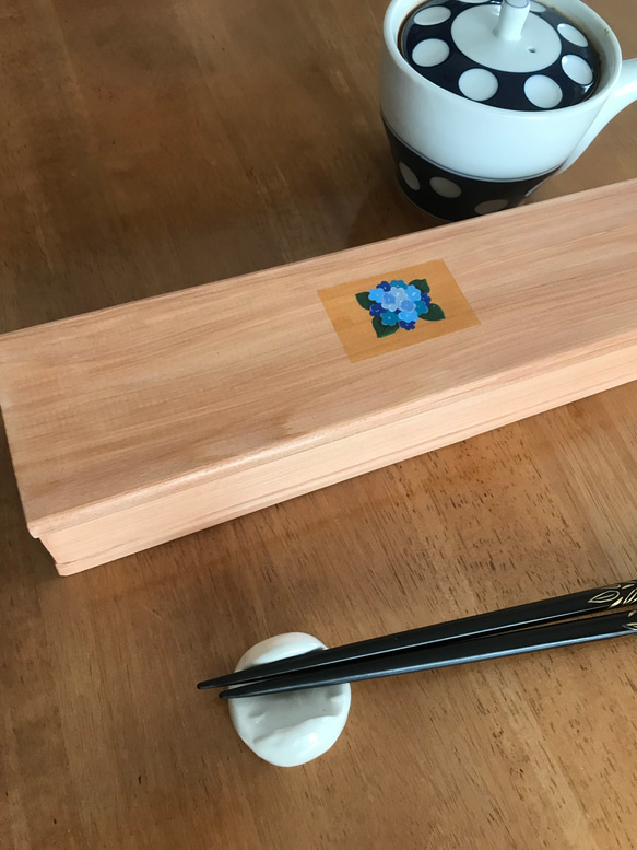 食卓に置ける箸箱(紫陽花）蓋付き箸入れ　ヒノキの箸箱　片手で開けられるカトラリーケース　小物入れ　メガネ入れ 2枚目の画像