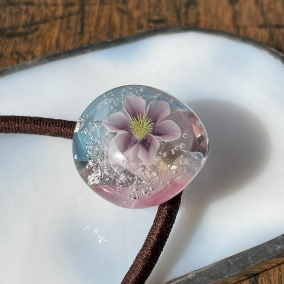 ガラスの ヘアゴム ほんのりワイン色の花　水色×ピンク 4枚目の画像