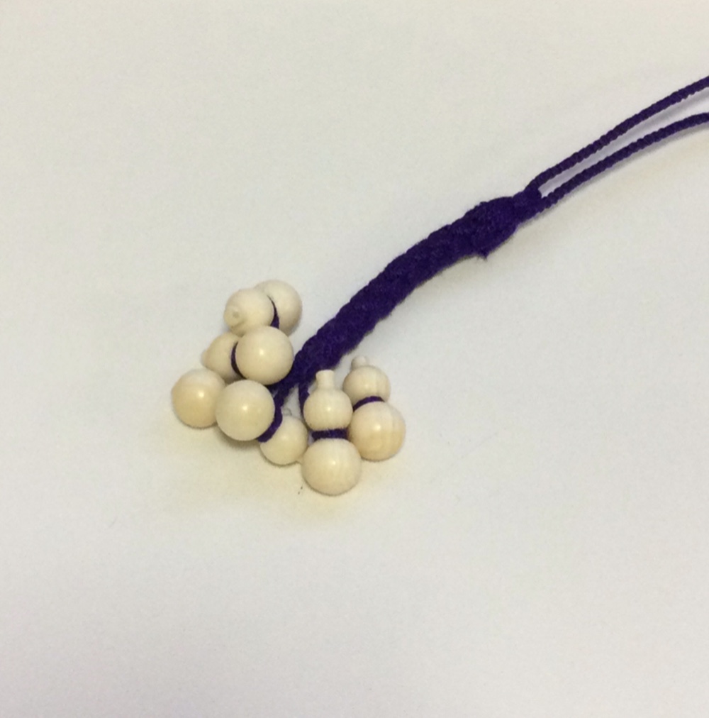 天然素材牙彫刻ひようたん根付け新品、シルクの紐付けています 象牙根付 ひょうたん（象牙）B 【岡壱名入り】｜京都の着物和装