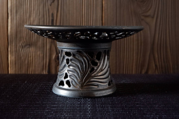 黒金彩透かし彫り飾り台・飾り皿１　鉢皿　植木鉢　やちむん　沖縄 3枚目の画像