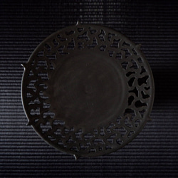 流紋黒透かし彫り飾り台・飾り皿１　鉢皿　植木鉢　やちむん　沖縄 5枚目の画像