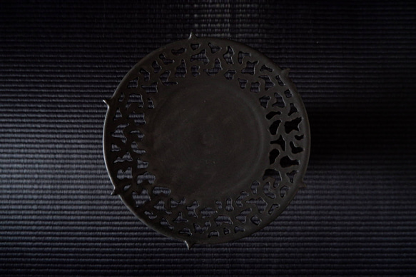 流紋黒透かし彫り飾り台・飾り皿１　鉢皿　植木鉢　やちむん　沖縄 5枚目の画像