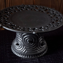 流紋黒透かし彫り飾り台・飾り皿１　鉢皿　植木鉢　やちむん　沖縄 2枚目の画像