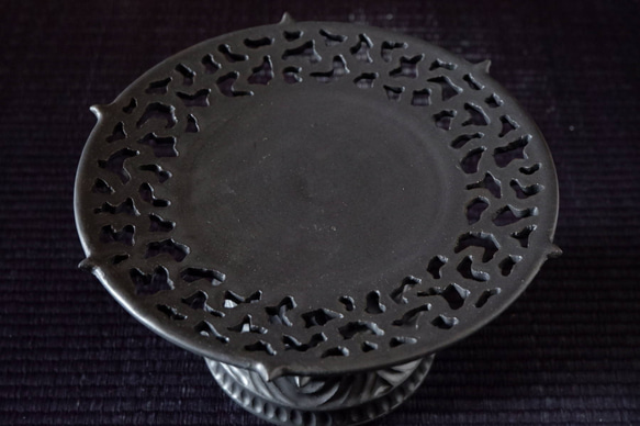 流紋黒透かし彫り飾り台・飾り皿１　鉢皿　植木鉢　やちむん　沖縄 4枚目の画像