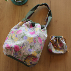 一組柔軟的花卉袋和一個看起來像水彩畫的迷你抽繩袋 第3張的照片