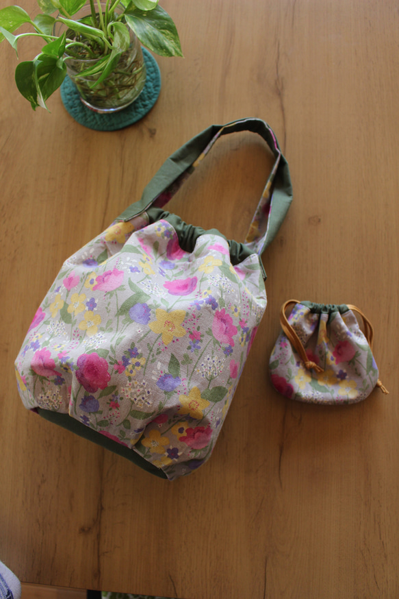 一組柔軟的花卉袋和一個看起來像水彩畫的迷你抽繩袋 第3張的照片
