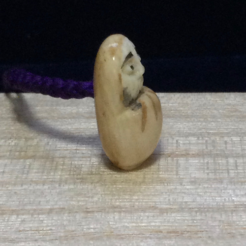 天然素材牙彫刻ひようたん根付け新品、シルクの紐付けています 天然