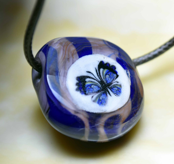 創作トンボ玉　小型　蝶の舞い　ペンダントトップ（y2528-476）ガラスのジュエリー　作家物一点物 1枚目の画像