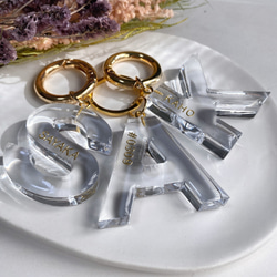 名入れ】イニシャルチャーム / クリア 透明 イニシャルキーホルダー