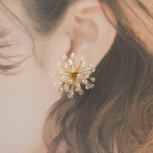 たんぽぽの綿毛モチーフの小さなガラスビーズのピアス/イヤリング