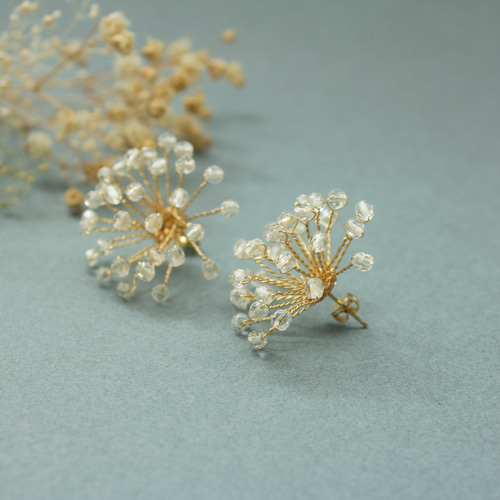 たんぽぽの綿毛モチーフの小さなガラスビーズのピアス/イヤリング