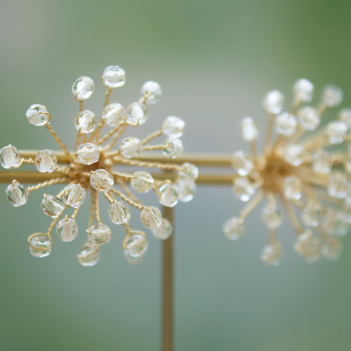 ✨たんぽぽの綿毛✨　イヤリング価格となっております たんぽぽの綿毛モチーフの小さなガラスビーズのピアス/イヤリング